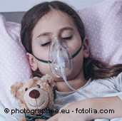 Lungenkrankes Kind, das inhaliert
