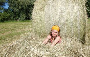 Bauernhofkind im Heu, geschützt gegen Asthma